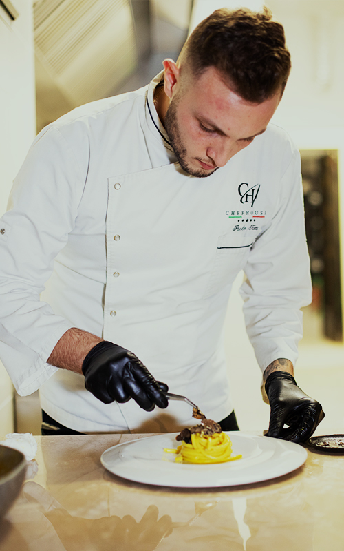 Chef Paolo preparando piattoNinfa ristorante Frascati